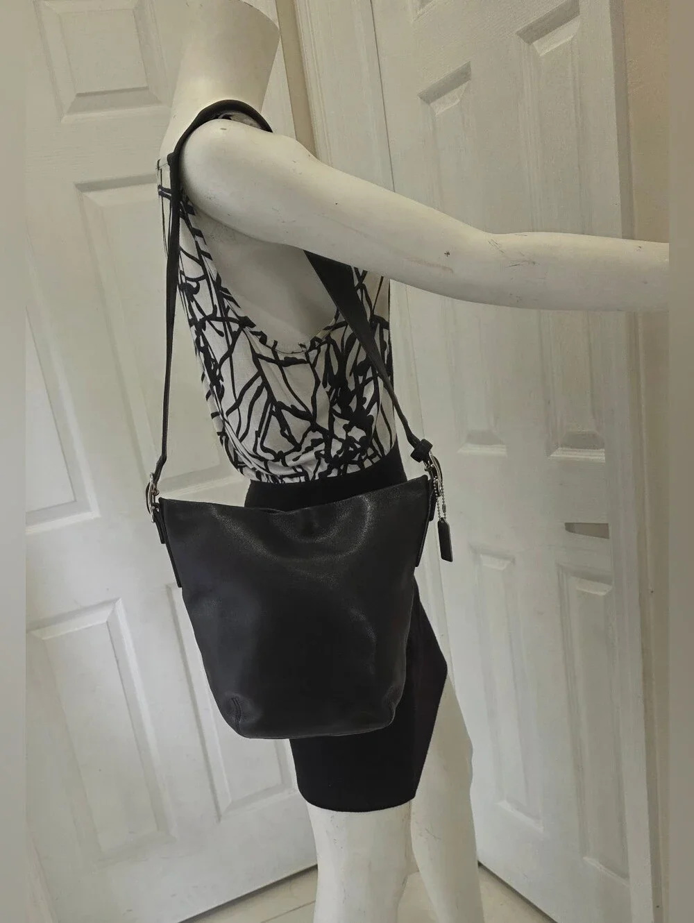 Like New!Vintage Coach bucket soft black leather Shoulder bag